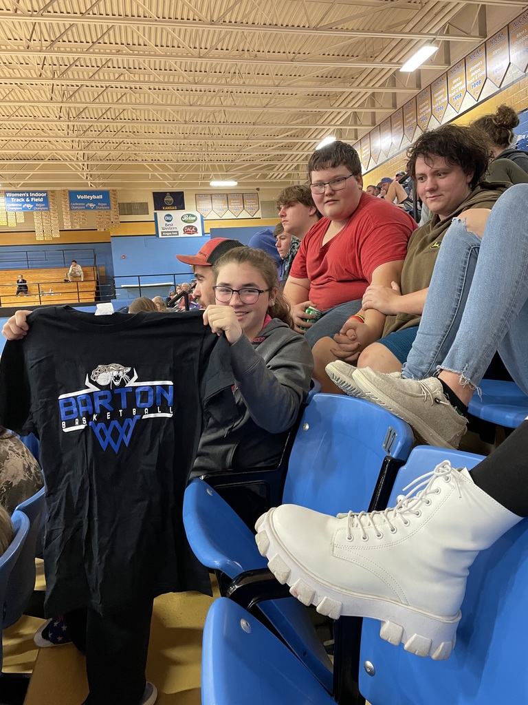 Haylee w Shirt